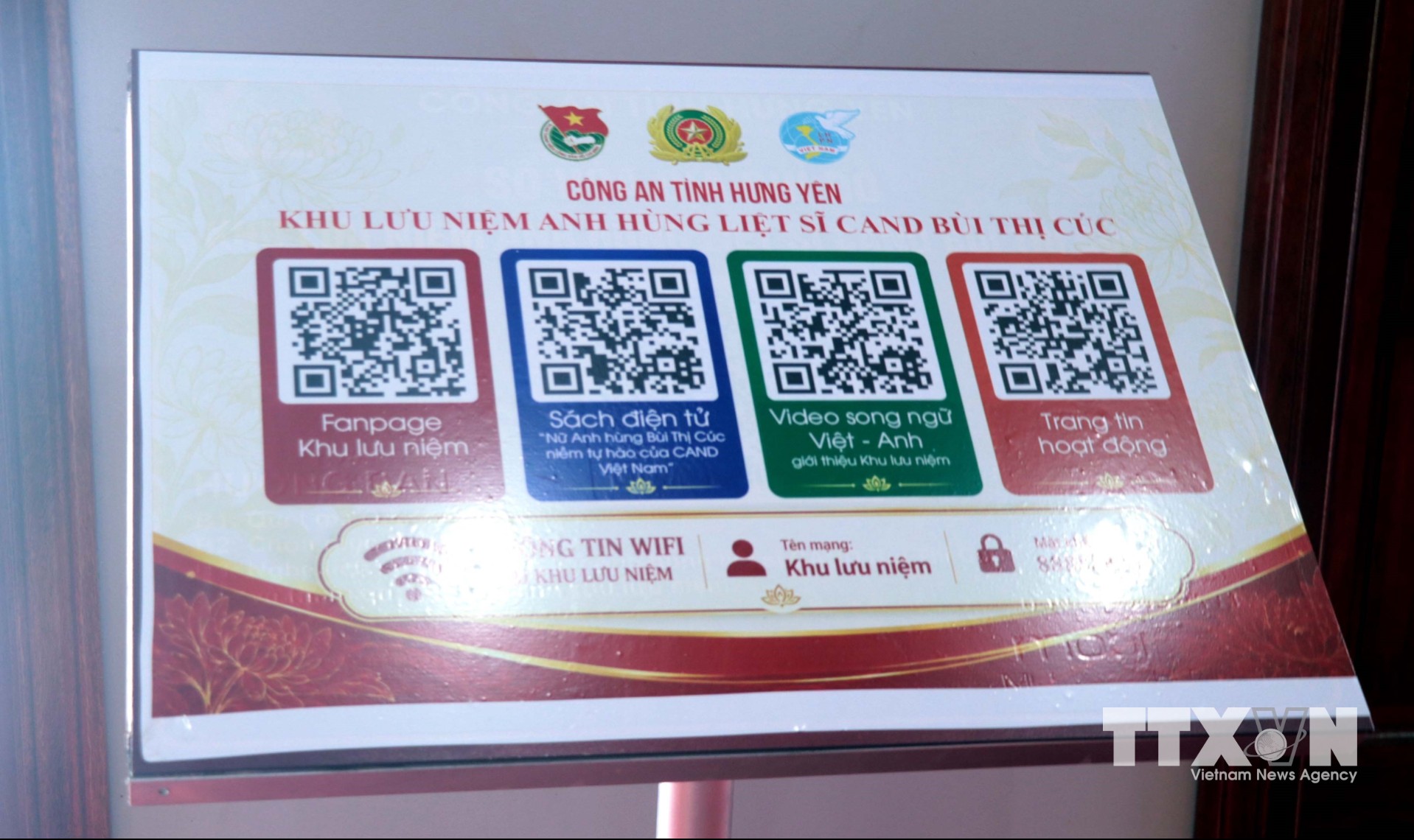 Bảng tra cứu mã QR Code thông tin về Khu lưu niệm Anh hùng liệt sĩ Công an nhân dân Bùi Thị Cúc do Ban Thanh niên Công an tỉnh Hưng Yên triển khai, giúp người dân và du khách dễ dàng truy cập thông tin chính thống. (Ảnh: Đinh Văn Nhiều/TTXVN)